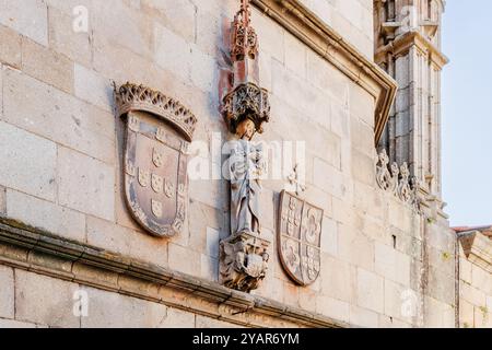 Braga, Portugal - 26 mai 2024 : détails architecturaux d'une maison typique dans le centre-ville historique sur une belle journée de printemps Banque D'Images