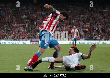 Madrid, Espagne 17 MAI : Fabio Coentrao du Real Madrid et Diego Costa de l'Atletico de Madrid en action lors de la finale de la Coupe du Roi d'Espagne 2012/13 , Banque D'Images