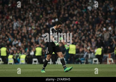 MADRID, ESPAGNE - 11 AVRIL : Gianluigi Buffon, de la Juventus, célèbre un but lors du match de l'UEFA Champions League entre le Real Madrid et la Juventus, à Banque D'Images