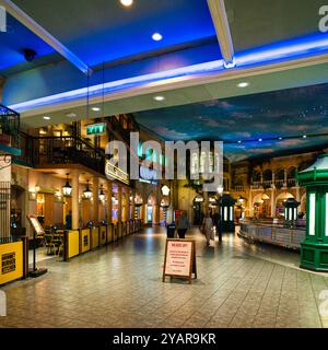 Aire de restauration Trafford Centre - cafés, restaurants et bars colorés Banque D'Images