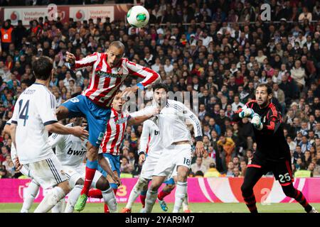 Madrid, Espagne 17 MAI : Joao Miranda de l'Atletico de Madrid marque un but lors de la finale de la Coupe du Roi d'Espagne 2012/13 , match joué au Santiago Berne Banque D'Images
