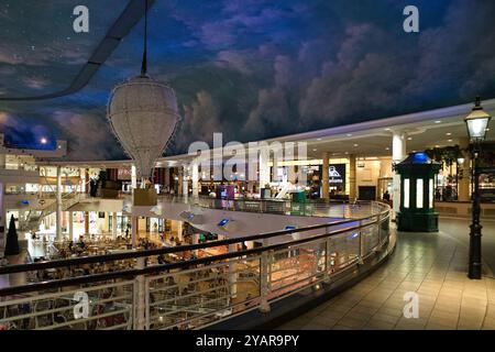 Aire de restauration Trafford Centre - cafés, restaurants et bars colorés Banque D'Images