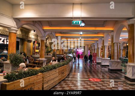 Aire de restauration Trafford Centre - cafés, restaurants et bars colorés Banque D'Images