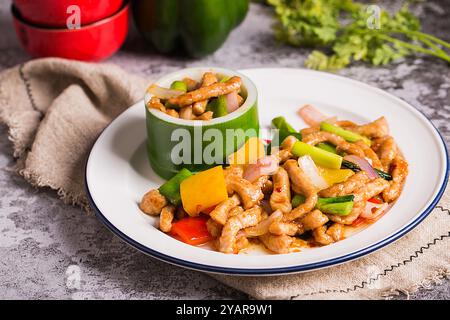 Porc sauté（sauté）au poivre vert, style campagnard Banque D'Images