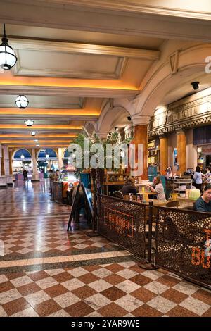 Aire de restauration Trafford Centre - cafés, restaurants et bars colorés Banque D'Images