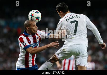 ESPAGNE, Madrid : L'attaquant portugais du Real Madrid Cristiano Ronaldo et le défenseur brésilien de l'Atletico de Madrid João Miranda lors de la Ligue des Champions Banque D'Images