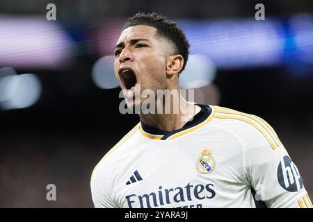 MADRID, ESPAGNE - 21 AVRIL : Jude Bellingham du Real Madrid célèbre un but lors du match de la liga 2023/24 entre le Real Madrid et le FC Barcelone Banque D'Images