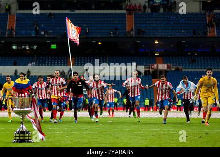 Madrid, Espagne 17 MAI : les joueurs de l'Atletico de Madrid célèbrent un but lors de la finale de la Coupe du Roi d'Espagne 2012/13 , match joué au Santiago Bernabeu Banque D'Images