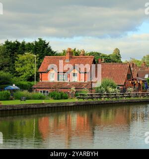 The Black Horse Inn, sur le canal Kennet et Avon à Devizes, Wiltshire, West Country, Angleterre, Royaume-Uni. Prise en juin 2024. Été Banque D'Images