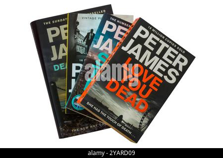 Sélection de livres Peter James avec Love You Dead livre sur le dessus isolé sur fond blanc Banque D'Images