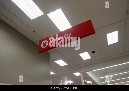 Tampa, Floride, États-Unis – 6 octobre 2024 – affichage de maternité dans une épicerie Target aux États-Unis Banque D'Images