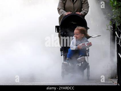 New York, États-Unis. 15 octobre 2024. Un enfant réagit à la vapeur qui monte en dessous de Grand Street à New York le mardi 15 octobre 2024. Photo de John Angelillo/UPI crédit : UPI/Alamy Live News Banque D'Images