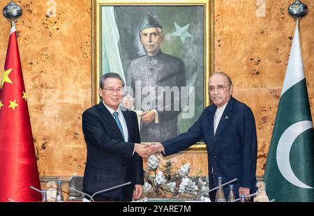 Islamabad, Pakistan. 15 octobre 2024. Le premier ministre chinois Li Qiang s'entretient avec le président pakistanais Asif Ali Zardari à Islamabad, Pakistan, 15 octobre 2024. Crédit : Li Tao/Xinhua/Alamy Live News Banque D'Images