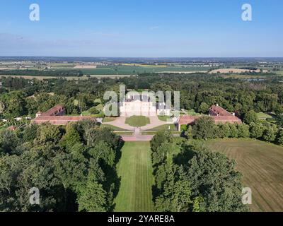 Campagne en Bourgogne, France, avec un ancien manoir, des champs et des forêts Banque D'Images