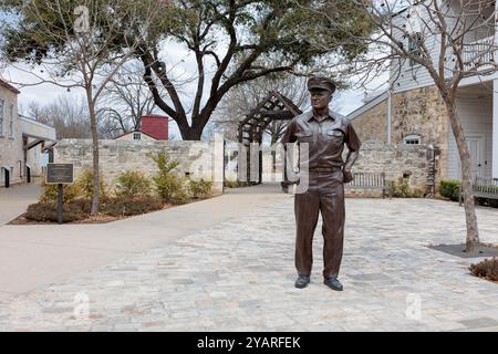 Sculpture en bronze de l'amiral Chester W. Nimitz par l'artiste Rip Caswell à la Nimitzplatz plaza à Fredericksburg, Texas, États-Unis Banque D'Images