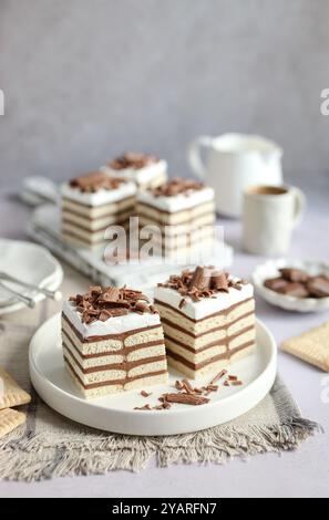 Gâteau aux biscuits au chocolat sans cuisson. Tasse de café et fond blanc. Banque D'Images