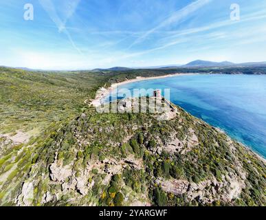 Vue aérienne du rivage de Porto Ferro au printemps. Sardaigne, Italie Banque D'Images