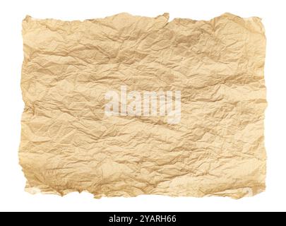 Morceau de papier artisanal déchiré froissé sur un fond blanc. Isolant en papier kraft pour emballage Banque D'Images