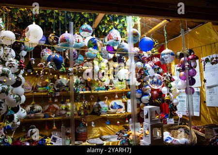 Christmas baubles and decorations at the Christmas market in Sibiu, Romania Banque D'Images