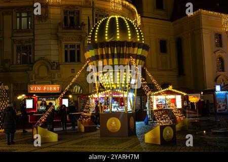 Ferrero Rocher décoration de Noël en forme de montgolfière au marché de Noël de Sibiu à Sibiu, Roumanie Banque D'Images