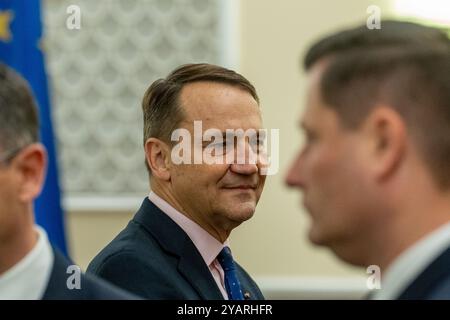 Varsovie, Pologne. 15 octobre 2024. Radoslaw Sikorski Ministre des Affaires étrangères de Pologne vu lors de la réunion ministérielle hebdomadaire à Varsovie. Le Conseil des ministres a tenu une session hebdomadaire, sur les questions clés de sécurité, les questions financières et l'assistance dans la crise sanitaire ont également été discutées, entre autres. Les ministres ont également débattu d'une nouvelle loi sur les réfugiés et d'un blocage temporaire du droit d'asile. Crédit : SOPA images Limited/Alamy Live News Banque D'Images