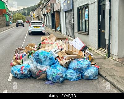 Treforest, Pontypridd, pays de Galles - 5 septembre 2024 : boîtes en carton et sacs en plastique de déchets triés pour recyclage à l'extérieur d'un restaurant à emporter. Banque D'Images