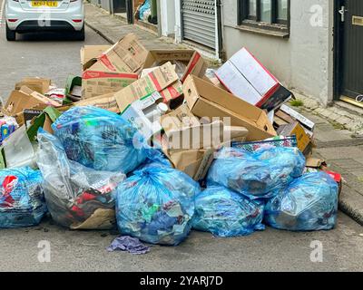 Treforest, Pontypridd, pays de Galles - 5 septembre 2024 : boîtes en carton et sacs en plastique de déchets triés pour recyclage à l'extérieur d'un restaurant à emporter. Banque D'Images