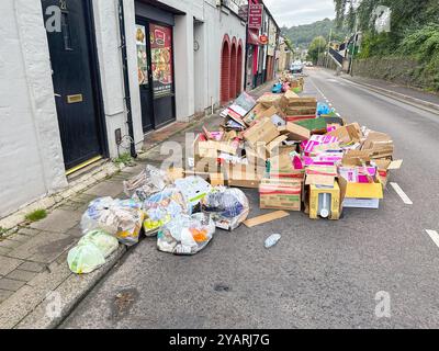 Treforest, Pontypridd, pays de Galles - 5 septembre 2024 : boîtes en carton et sacs en plastique de déchets triés pour recyclage à l'extérieur d'un restaurant à emporter. Banque D'Images