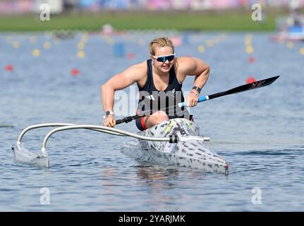 Paris. France. 06 septembre 2024. Paris 2024 Jeux paralympiques. Paracanoe. Stade nautique olympique. Paris. Hope Gordon (GBR) dans les manches de para canoë lors des Jeux paralympiques de Paris 2024 au stade olympique nautique, France. Banque D'Images