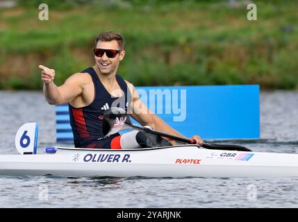 Paris. France. 06 septembre 2024. Paris 2024 Jeux paralympiques. Paracanoe. Stade nautique olympique. Paris. Robert Oliver (GBR) dans les manches de para canoë lors des Jeux paralympiques de Paris 2024 au stade olympique nautique, France. Banque D'Images