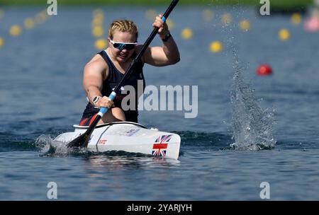 Paris. France. 06 septembre 2024. Paris 2024 Jeux paralympiques. Paracanoe. Stade nautique olympique. Paris. Hope Gordon (GBR) dans les manches de para canoë lors des Jeux paralympiques de Paris 2024 au stade olympique nautique, France. Banque D'Images