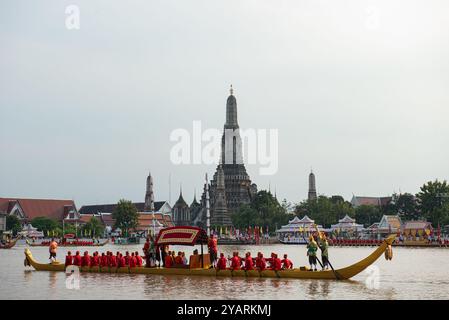 Bangkok, Thaïlande. 15 octobre 2024. BANGKOK, THAÏLANDE 15 octobre 2024 - la Marine royale thaïlandaise répétitions complètes upco Royal Barge procession dans la rivière Chao Phraya, lors des célébrations à l'occasion de sa Majesté le Roi Maha Vajiralongkorn Phra Vajiraklaochaoyuhua (Rama x), le dimanche 27 octobre prochain, il sera organisé pour un voyage royal pour présenter des robes de kathin aux moines bouddhistes. (Photo de Teera Noisakran/Sipa USA) crédit : Sipa USA/Alamy Live News Banque D'Images