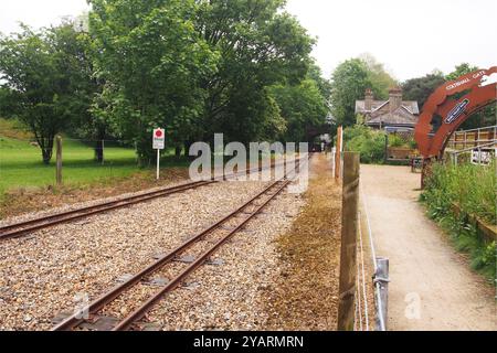 Un train à jauge étroite quittant la gare de Cotishall sur la Bure Valley Railway en direction de Wroxham sur les Norfolk Broads, Norfolk, Angleterre Royaume-Uni Banque D'Images