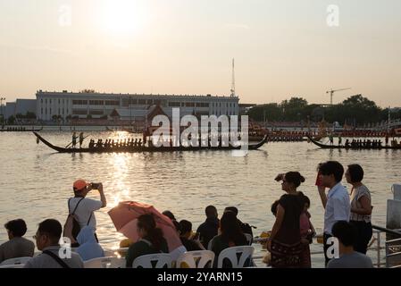 Bangkok, Thaïlande. 15 octobre 2024. BANGKOK, THAÏLANDE 15 octobre 2024 - atmosphère du peuple Voir répétitions complètes upco Royal Barge procession dans la rivière Chao Phraya, à l'occasion des célébrations à l'occasion de l'anniversaire du sixième cycle de sa Majesté le Roi Maha Vajiralongkorn Phra Vajiraklaochaoyuhua (Rama x). (Photo de Teera Noisakran/Sipa USA) crédit : Sipa USA/Alamy Live News Banque D'Images