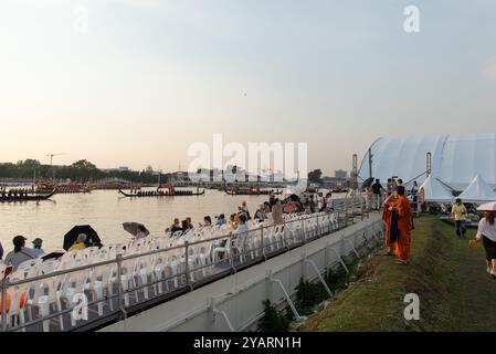 Bangkok, Thaïlande. 15 octobre 2024. BANGKOK, THAÏLANDE 15 octobre 2024 - atmosphère du peuple Voir répétitions complètes upco Royal Barge procession dans la rivière Chao Phraya, à l'occasion des célébrations à l'occasion de l'anniversaire du sixième cycle de sa Majesté le Roi Maha Vajiralongkorn Phra Vajiraklaochaoyuhua (Rama x). (Photo de Teera Noisakran/Sipa USA) crédit : Sipa USA/Alamy Live News Banque D'Images