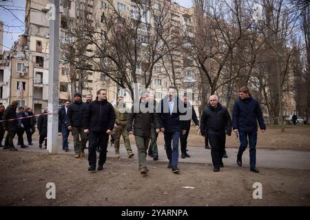 Lors d’un voyage de travail dans la région d’Odessa, le président ukrainien Volodymyr Zelenskyy et le premier ministre grec Kyriakos Mitsotakis ont honoré la mémoire des résidents d’Odessa tués le 2 mars à la suite d’un drone Shahed qui a frappé un bâtiment résidentiel de neuf étages. Dans la nuit du 2 mars, une autre attaque menée par la Fédération de Russie à l'aide de drones kamikazes contre la ville d'Odessa a complètement détruit 18 appartements et endommagé 36 appartements dans un immeuble de grande hauteur situé au 134, avenue Dobrovolskoho, tuant 12 personnes, dont 5 enfants. Neuf autres personnes ont été blessées. Banque D'Images