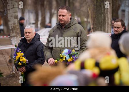 Lors d’un voyage de travail dans la région d’Odessa, le président ukrainien Volodymyr Zelenskyy et le premier ministre grec Kyriakos Mitsotakis ont honoré la mémoire des résidents d’Odessa tués le 2 mars à la suite d’un drone Shahed qui a frappé un bâtiment résidentiel de neuf étages. Dans la nuit du 2 mars, une autre attaque menée par la Fédération de Russie à l'aide de drones kamikazes contre la ville d'Odessa a complètement détruit 18 appartements et endommagé 36 appartements dans un immeuble de grande hauteur situé au 134, avenue Dobrovolskoho, tuant 12 personnes, dont 5 enfants. Neuf autres personnes ont été blessées. Banque D'Images