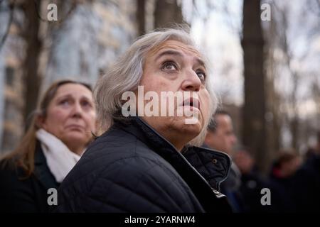 Lors d’un voyage de travail dans la région d’Odessa, le président ukrainien Volodymyr Zelenskyy et le premier ministre grec Kyriakos Mitsotakis ont honoré la mémoire des résidents d’Odessa tués le 2 mars à la suite d’un drone Shahed qui a frappé un bâtiment résidentiel de neuf étages. Dans la nuit du 2 mars, une autre attaque menée par la Fédération de Russie à l'aide de drones kamikazes contre la ville d'Odessa a complètement détruit 18 appartements et endommagé 36 appartements dans un immeuble de grande hauteur situé au 134, avenue Dobrovolskoho, tuant 12 personnes, dont 5 enfants. Neuf autres personnes ont été blessées. Banque D'Images