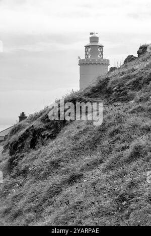 Phare de point de départ, du rivage en noir et blanc (monochrome) avec des nuages spectaculaires Banque D'Images