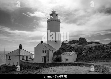 Phare de point de départ, du rivage en noir et blanc (monochrome) avec des nuages spectaculaires Banque D'Images