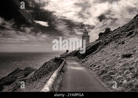 Phare de point de départ, du rivage en noir et blanc (monochrome) avec des nuages spectaculaires Banque D'Images