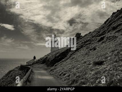 Phare de point de départ, du rivage en noir et blanc (monochrome) avec des nuages spectaculaires Banque D'Images