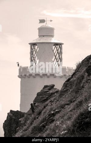 Phare de point de départ, du rivage en noir et blanc (monochrome) avec des nuages spectaculaires Banque D'Images
