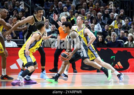 Berlin, Deutschland. 15 octobre 2024. 15.10.2024, Uber-Arena, Berlin, DEU, EuroLeague, ALBA v. Villeurbanne, im Bild Justin Bean (ALBA Berlin #34), Matteo Spagnolo (ALBA Berlin #3), Edwin Jackson (Villeurbanne #11), Neal Sako (Villeurbanne #13) Foto : Juergen Engler/nordphoto GmbH/dpa/Alamy Live News Banque D'Images