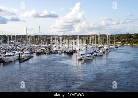 Yachts sur des amarres dans la rivière Lymington Banque D'Images