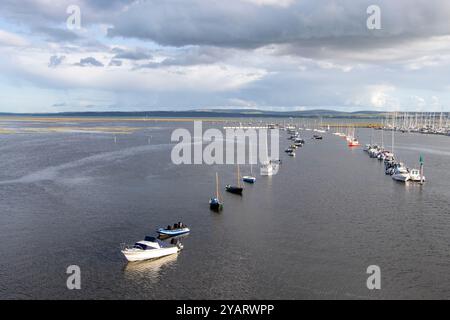 Yachts sur des amarres dans la rivière Lymington Banque D'Images