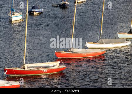 Yachts sur des amarres dans la rivière Lymington Banque D'Images