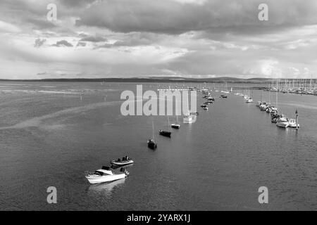 Yachts sur des amarres dans la rivière Lymington Banque D'Images