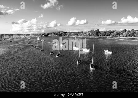 Yachts sur des amarres dans la rivière Lymington Banque D'Images