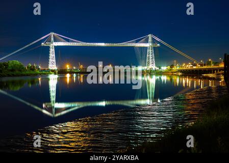 Pont transporteur de Newport la nuit Banque D'Images